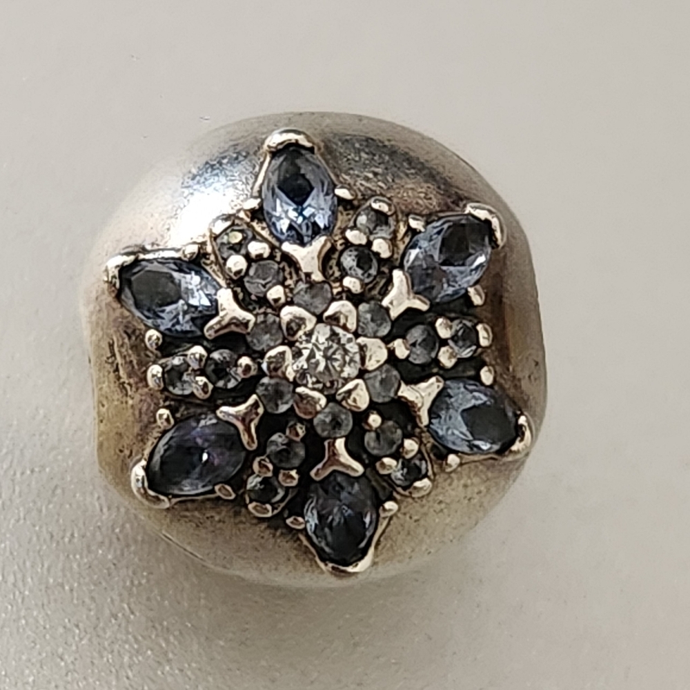 Pandora Crystalized Snowflake Clip Charm Retired - Picture 6 of 6